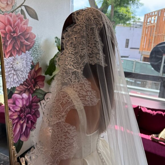 Chantilly Lace Trim Mantilla Veil, Length: Cathedral 118"/3m - Never Worn - Picture 3 of 5